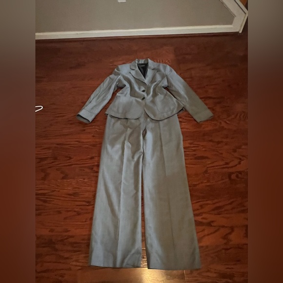 Female suits - Picture 3 of 3